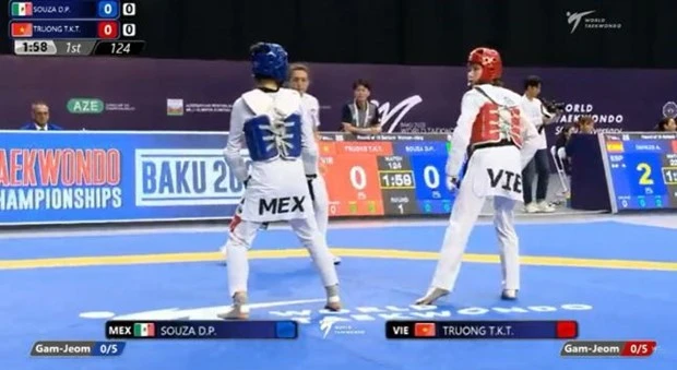 Truong Thi Kim Tuyen (armadura roja) en el combate con Daniela Paola Souza. (Foto: VNA)