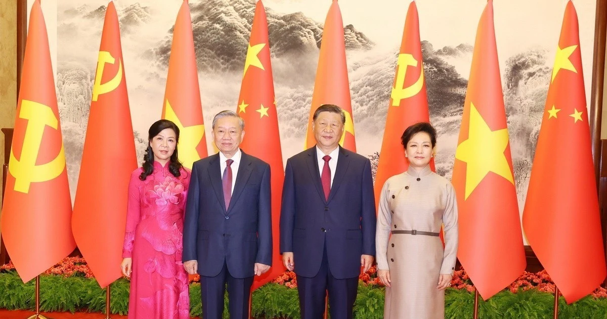 El secretario general del Partido Comunista y presidente de China, Xi Jinping, y su esposa, reciben al secretario general del Partido Comunista y presidente de Vietnam, To Lam, y su esposa, con motivo de la visita de Estado a China del máximo líder vietnamita, el 19 de agosto de 2024. (Foto: VNA)