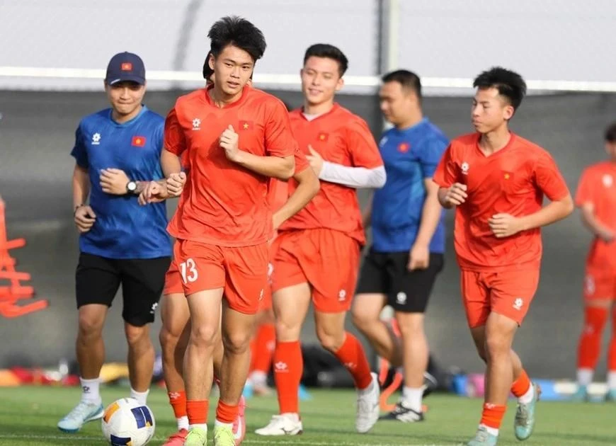 Los jugadores sub-17 de Vietnam se centran en el entrenamiento físico. (Foto: VFF)
