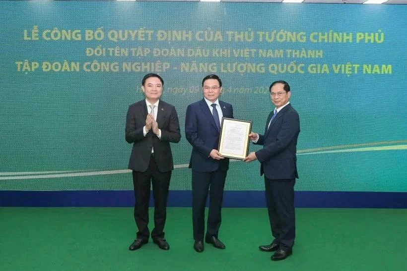 El viceprimer ministro Bui Thanh Son (derecha) entrega la decisión de cambiar el nombre del Grupo de Petróleo y Gas de Vietnam el 9 de abril. (Foto: VietnamPlus)