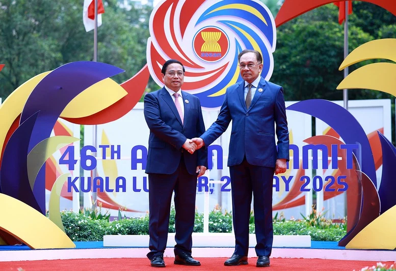 El primer ministro de Malasia, Anwar Ibrahim, recibe a su homólogo vietnamita, Pham Minh Chinh. (Foto: VNA)