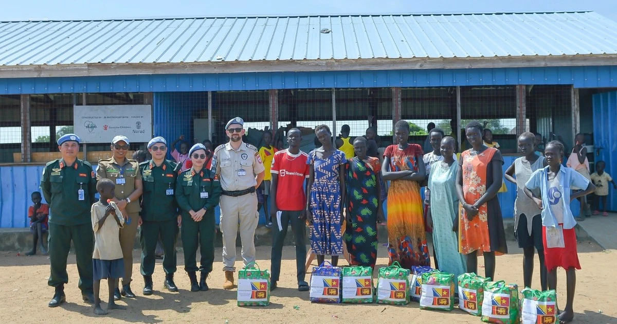 Los oficiales del cuarto equipo de trabajo del Ministerio de Seguridad Pública entregan regalos a pobladores en un campamento temporal en Sudán del Sur. (Foto: VNFPU1)