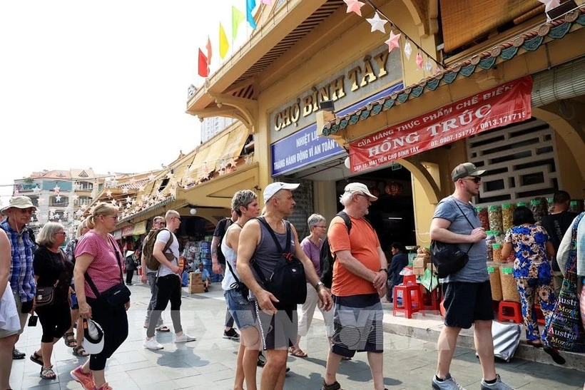 Turistas extranjeros visitan Ciudad Ho Chi Minh. (Fotografía: VNA)