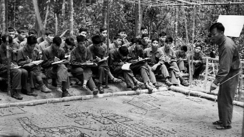 Soldados del Cuerpo de Pleime, en Gia Lai, discuten planes de ataque al enemigo. (Foto: Phu Tuan/VNA)
