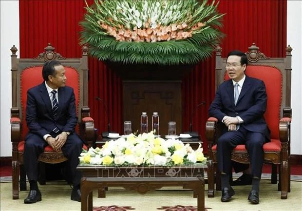 El miembro del Buró Político y permanente del Secretariado del Comité Central del PCV, Vo Van Thuong (derecha), y el director de la Nappa, Phuvong Ankhamsen. (Fotografía: VNA)