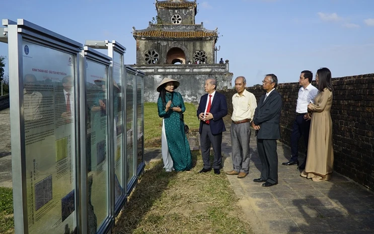 Delegados visitan la exposición (Foto: baovanhoa.vn)