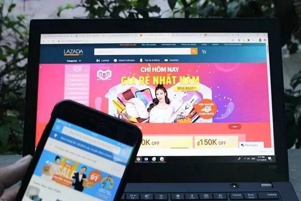 Un usuario compra en Lazada. (Fotografía: vietnammoi.vn)