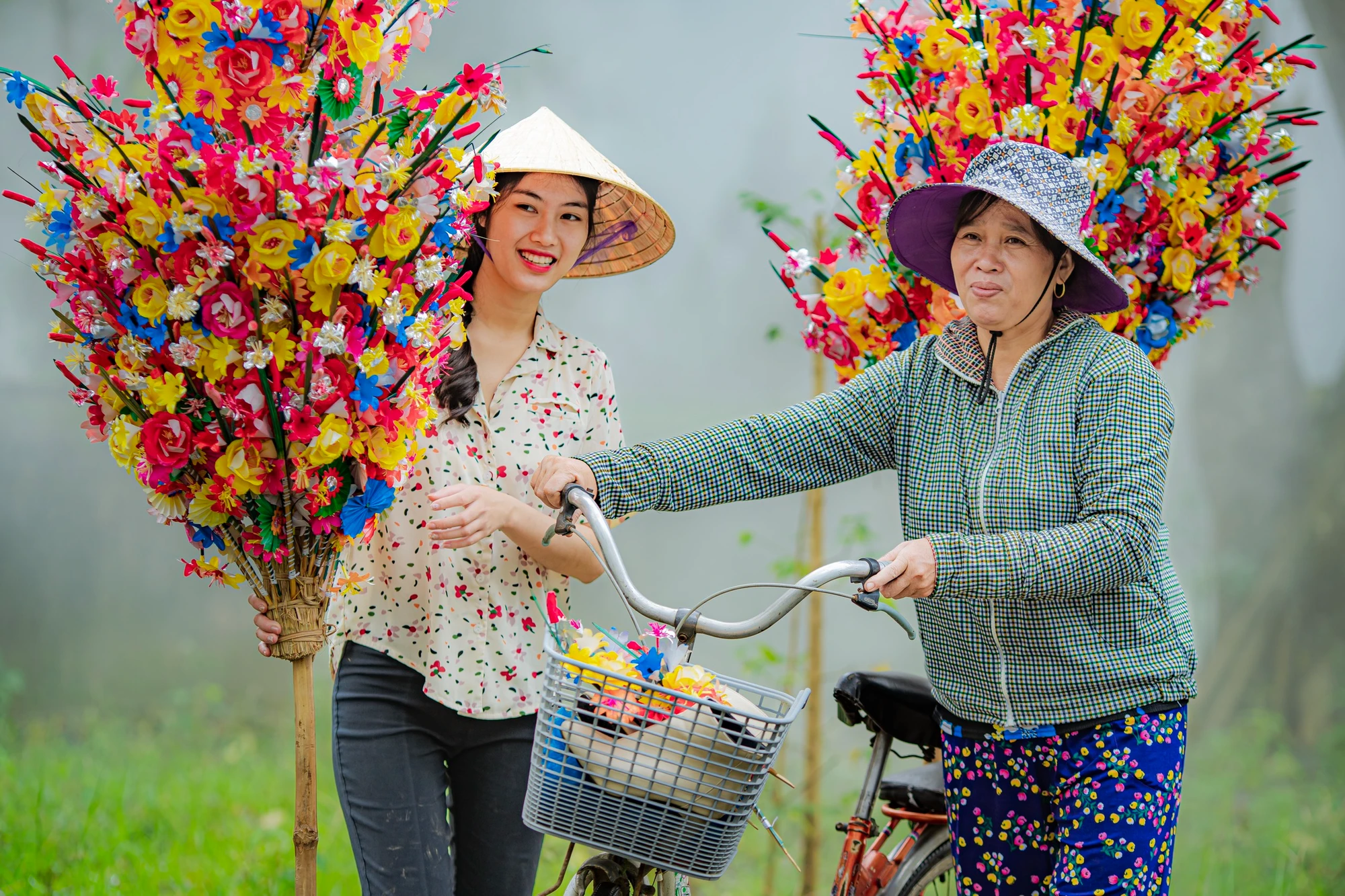 Aldea vietnamita de Thanh Tien se colorea con flores de papel