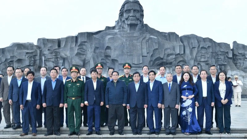 [Foto] Premier rinde homenaje a mártires de guerra y Madres Heroicas Vietnamitas en provincia de Quang Nam