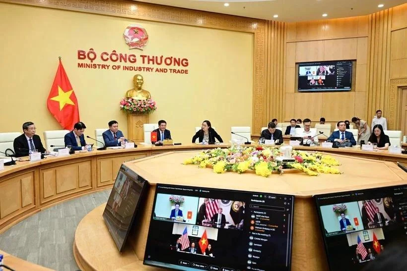 El ministro de Industria y Comercio, jefe de la delegación negociadora de Vietnam, Nguyen Hong Dien, mantiene una conversación telefónica con el representante comercial de Estados Unidos, Jamieson L. Greer. (Foto: VNA)