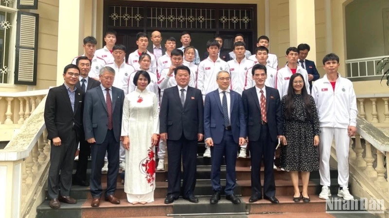 La delegación de Taekwondo de Corea del Norte en su visita de trabajo en el Ministerio de Cultura, Deportes y Turismo.