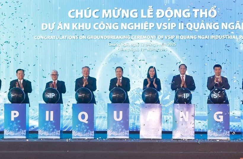 El presidente de la Asamblea Nacional de Vietnam, Tran Thanh Man, el viceprimer ministro permanente Nguyen Hoa Binh y delegados en la inauguración. (Foto: VNA)
