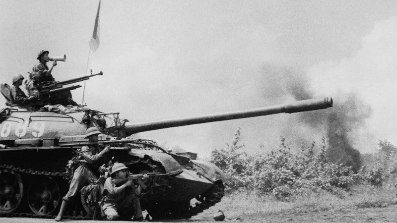 Los tanques del Ejército de Liberación atacan la ciudad de Buon Ma Thuot, 10 de marzo de 1975. (Foto: VNA)