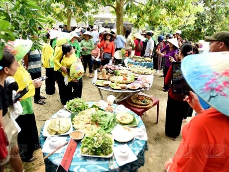 Fiesta banh xeo en el jardín lleno de árboles frutales del antiguo pueblo de Loc Yen. (Foto: VNP)