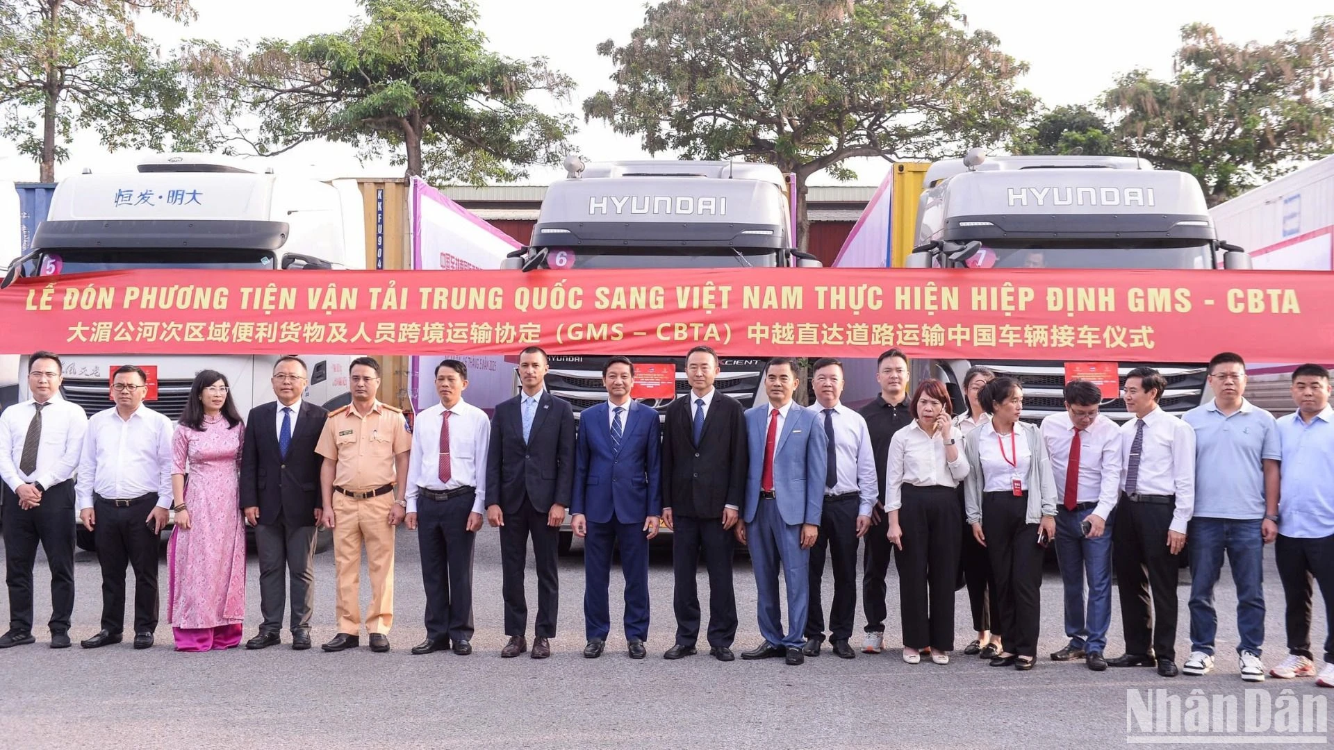 Delegados de Vietnam y China dan la bienvenida a los vehículos de transporte chinos en el Centro Logístico ICD Long Bien. 
