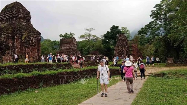 Turistas en el Santuario My Son. (Foto: VNA)