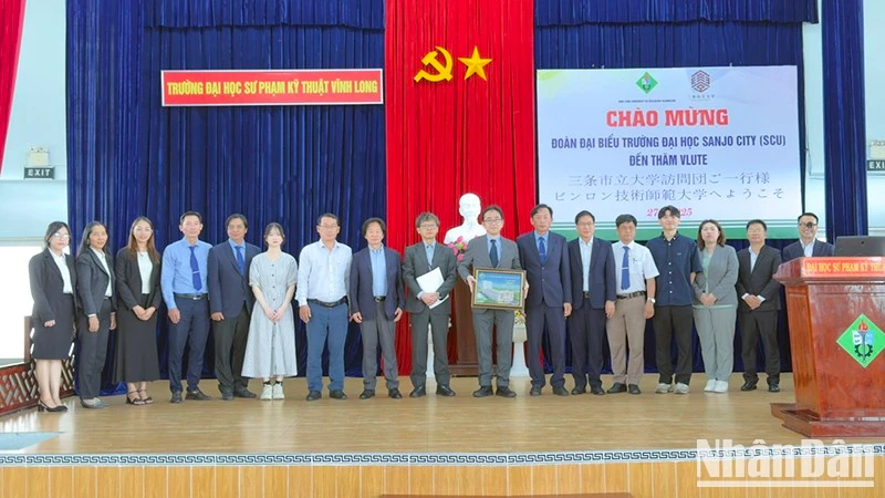 Los dirigentes del Servicio de Educación y Formación de la provincia de Vinh Long posan para una foto con los representantes de las dos universidades.