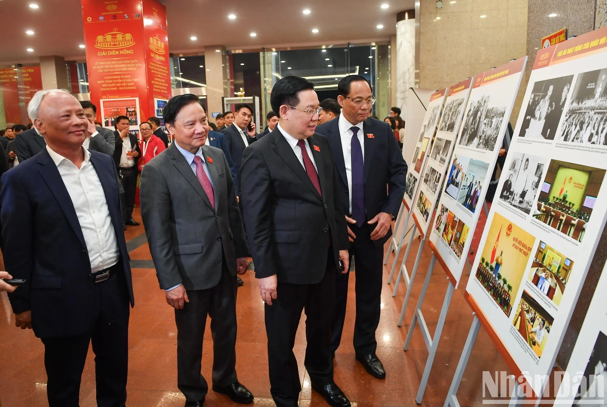 [Foto] Honran obras periodísticas sobre Asamblea Nacional y Consejos Populares de Vietnam