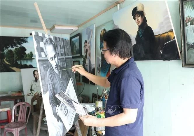 Tran Hoa Binh, pintor católico nacido en en la provincia norteña de Ninh Binh, ha dedicado más de 50 años al arte del retrato hiperrealista. (Foto: VNA)