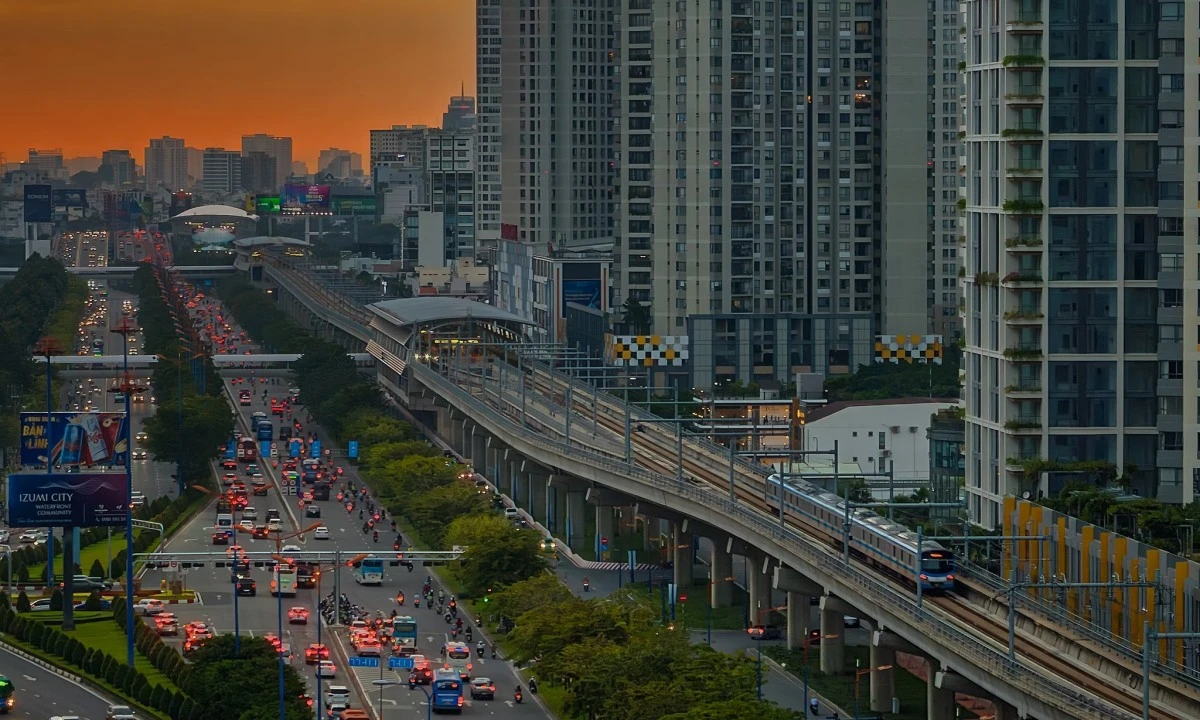 Bellos atardeceres en Ciudad Ho Chi Minh desde línea de metro Ben Thanh-Suoi Tien