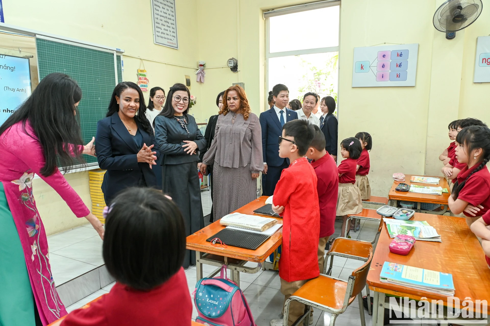 Le Thi Bich Tran, esposa del primer ministro Pham Minh Chinh, y Zinash Tayachew, esposa del primer ministro etíope Abiy Ahmed Ali, hablan con estudiantes con discapacidad visual en la escuela secundaria Nguyen Dinh Chieu. (Foto: Nhan Dan)