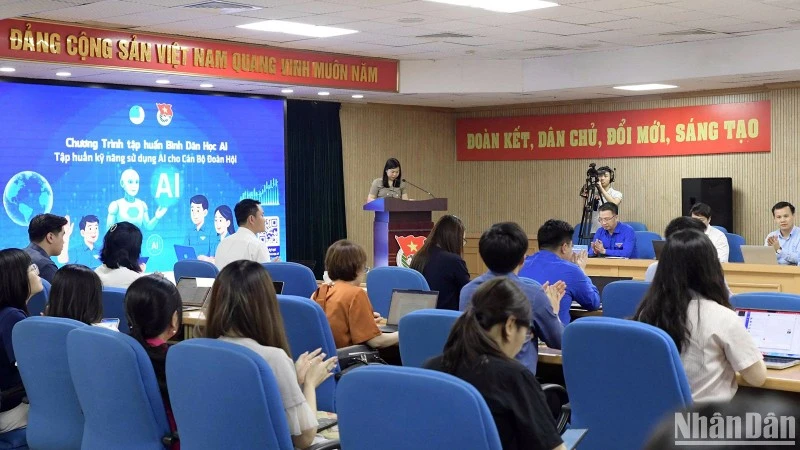 Un gran número de jóvenes participa en el programa en la sede de la Unión de Jóvenes Comunistas Ho Chi Minh de Hanói.