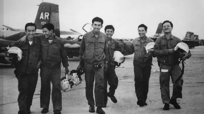 Escuadrón Quyet Thang en el Aeropuerto de Thanh Son (Phan Rang) la tarde del 28 de abril de 1975, tras atacar el Aeropuerto de Tan Son Nhat. (Foto: Documento/VNA)