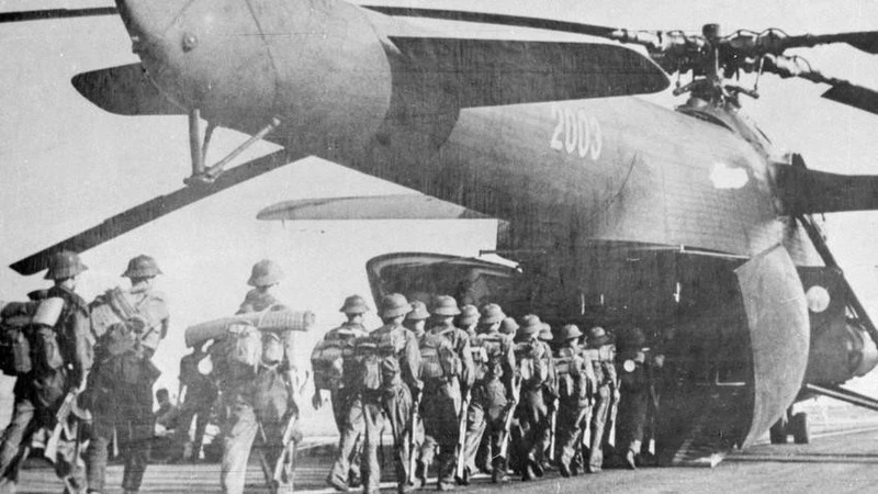 Los soldados abordan un avión de transporte con destino al sur para participar en la campaña de Ho Chi Minh y liberar Saigón en abril de 1975 (foto: VNA).