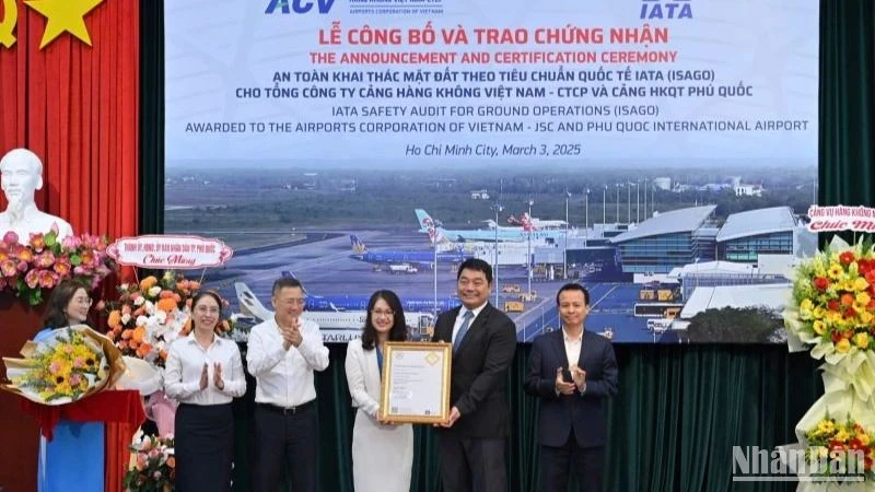 El representante de la IATA entrega el certificado Isago a los directivos de la ACV.