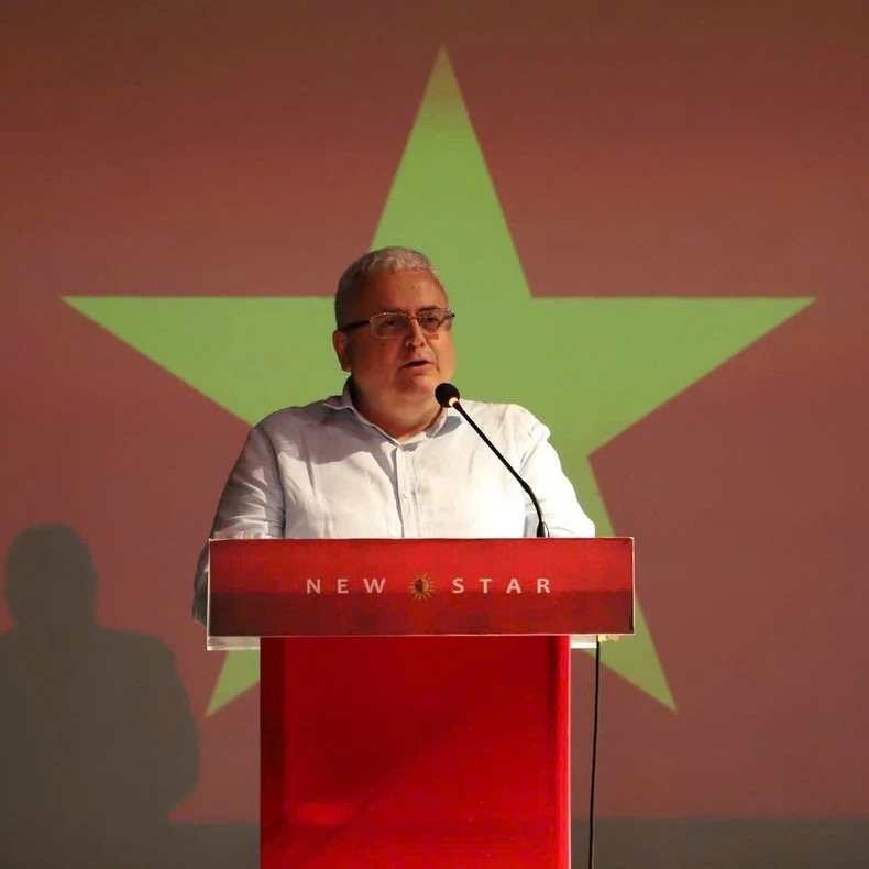 El jefe de la Comisión de Asuntos Exteriores del Partido Comunista de Grecia, Seretakis Nikos, interviene en el acto. (Foto: Embajada de Vietnam en Grecia)