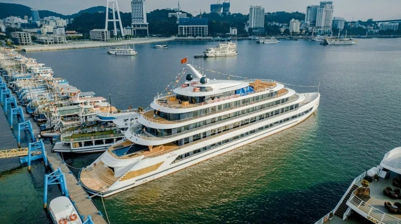Numerosas empresas invierten en cruceros de lujo para atender a los turistas que visitan la bahía de Ha Long. (Fotografía: vdstravel.com)