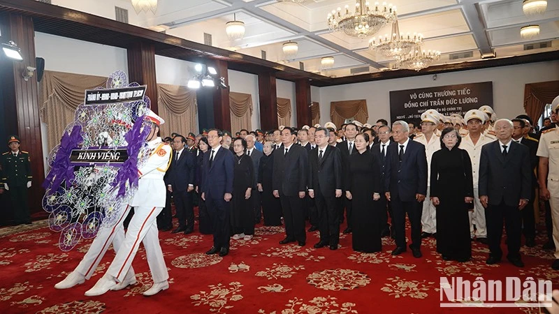 La delegación del Comité del Partido, el Consejo Popular, el Comité Popular y el Frente de la Patria de Vietnam en Ciudad Ho Chi Minh asiste a la ceremonia. (Fotografía: Nhan Dan)