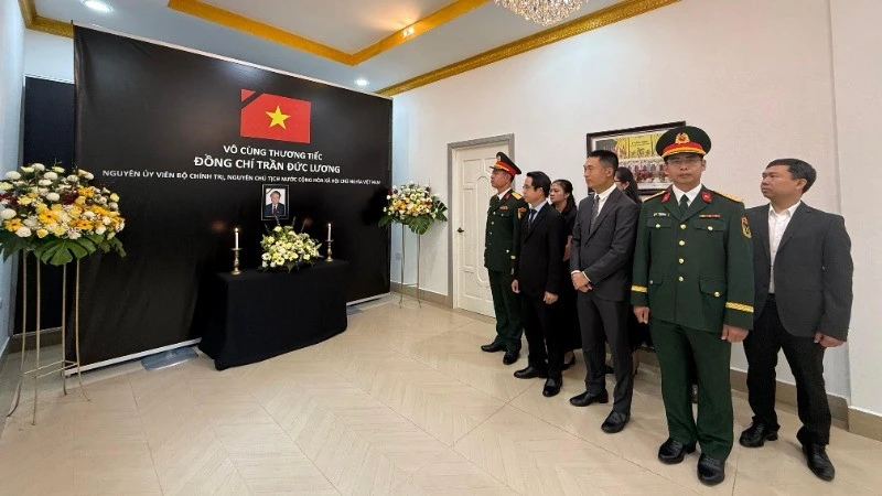 Efectúan servicios conmemorativos por el expresidente Tran Duc Luong en varios países