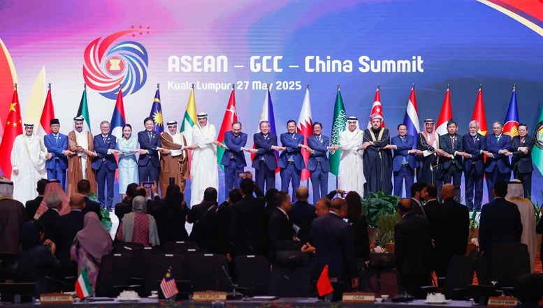 El primer ministro de Vietnam, Pham Minh Chinh, y los dirigentes de los demás países participantes en la Cumbre Asean-CCG-China. (Fotografía: VGP)