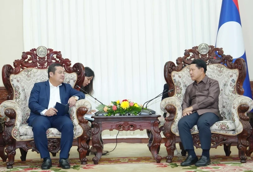 El presidente de Vinachem, Phung Quang Hiep (izquierda), se reúne con el vice primer ministro de Laos, Saleumxay Kommasith. (Fotografía: VNA)