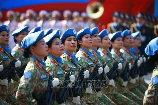 Mujeres oficiales de mantenimiento de la paz participan en el desfile conmemorativo por el 50 aniversario de la Liberación del Sur y la Reunificación nacional de Vietnam. (Fotografía: VNA)
