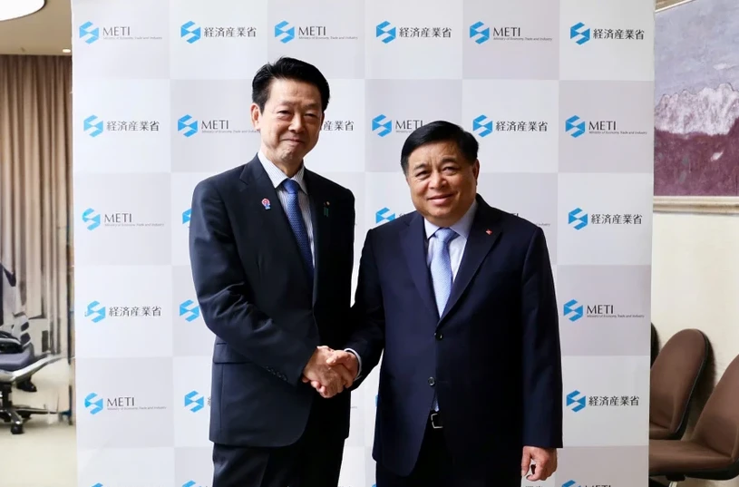 El vice primer ministro vietnamita Nguyen Chi Dung (derecha) se reúne con el ministro de Economía, Comercio e Industria de Japón, Muto Yoji. (Fotografía: VNA)