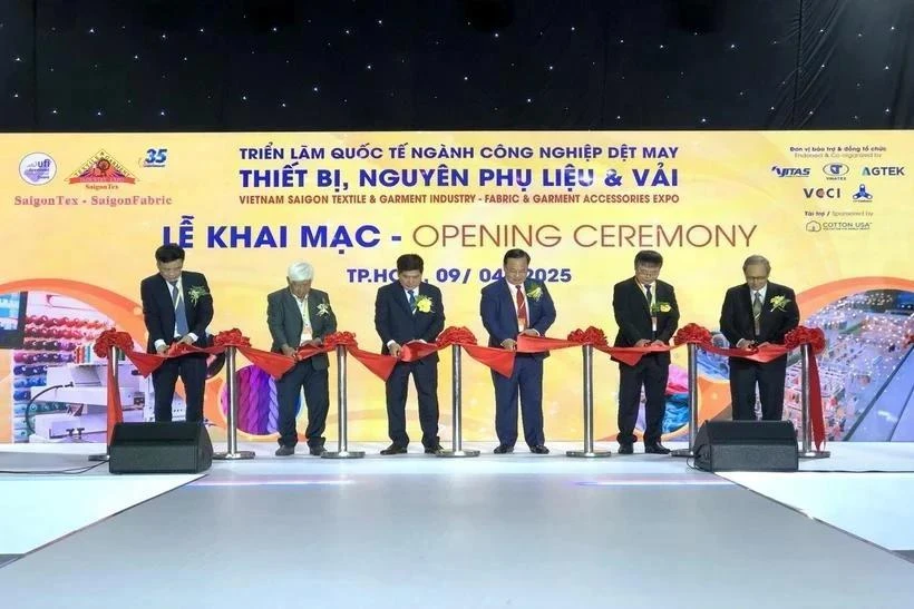 En la ceremonia de inauguración de SaigonTex & SaigonFabric 2025. (Fotografía: VNA)