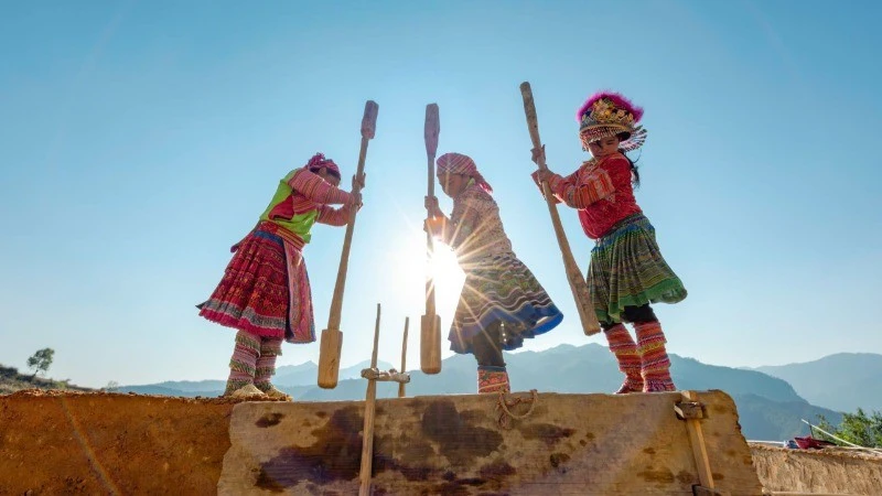 Todos los pasos para erigir una casa “trinh tuong” son artesanales. (Fotografía: Nhan Dan)