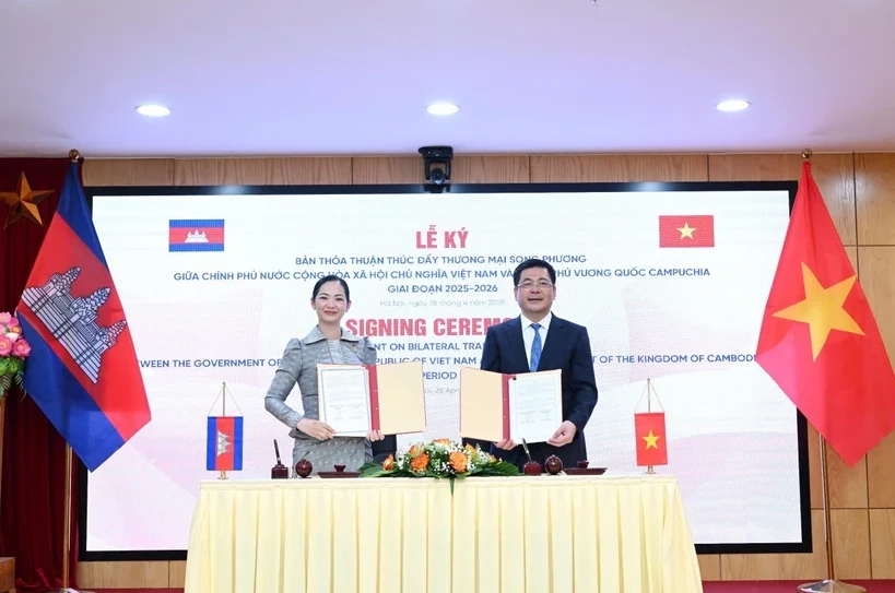 El ministro de Industria y Comercio de Vietnam, Nguyen Hong Dien, y la ministra de Comercio de Camboya, Cham Nimul. (Fotografía: VNA)