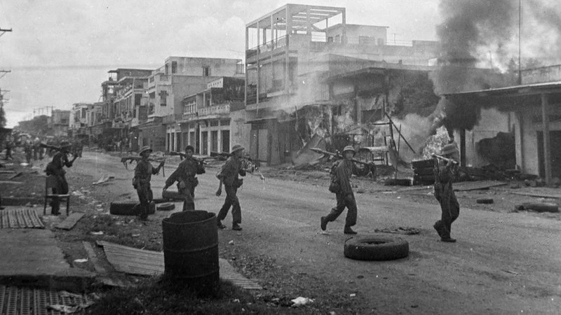 El 9 de abril de 1975, el ejército vietnamita ataca el pueblo de Xuan Loc, crucial base de defensa enemiga para el noreste de Saigón. (Foto: VNA)