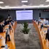 Nguyen Thanh Nghi, jefe de la Comisión de Políticas y Estrategias del Comité Central del Partido, durante la visita de trabajo al Centro de Investigación y Desarrollo de Samsung Vietnam. (Foto: VNA)