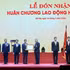 El secretario general del Partido Comunista y presidente de Vietnam, To Lam, entrega la Orden del Trabajo de Primera Clase a la Universidad Nacional de Hanói.