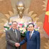 El presidente de la Asamblea Nacional de Vietnam, Tran Thanh Man (derecha), y el subtitular del Parlamento Federal Alemán (Bundestag), Bodo Ramelow.