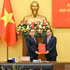 El secretario del Comité del Partido Comunista de Vietnam en la Asamblea Nacional y presidente de esta, Tran Thanh Man (izquierda), entrega la decisión del Buró Político del Comité Central del Partido a Le Quang Manh.