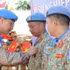 El brigadier general Junhui Wu, comandante de la Fuerza de la Unmiss, entrega la medalla a los oficiales y empleados del hospital de campaña de segundo nivel número 7 de Vietnam. (Foto: Tung Long)