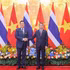 El primer ministro de Vietnam, Le Minh Hung (derecha), y su homólogo tailandés, Anutin Charnvirakul. (Foto: VGP)