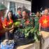El embajador de Vietnam en Venezuela, Vu Trung My, entrega suministros de primera necesidad a los rescatistas en sus campamentos de campaña. (Foto: VNA)