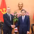 El director de la Academia Nacional de Política Ho Chi Minh, Doan Minh Huan, se reúne con Kobayashi Yosuke, representante jefe de la Agencia Japonesa de Cooperación Internacional (JICA) en Vietnam. (Foto: Nhan Dan)