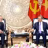 El secretario general del Partido Comunista y presidente de Vietnam, To Lam, y David Zapolsky, vicepresidente sénior y director jurídico y de asuntos globales de Amazon.